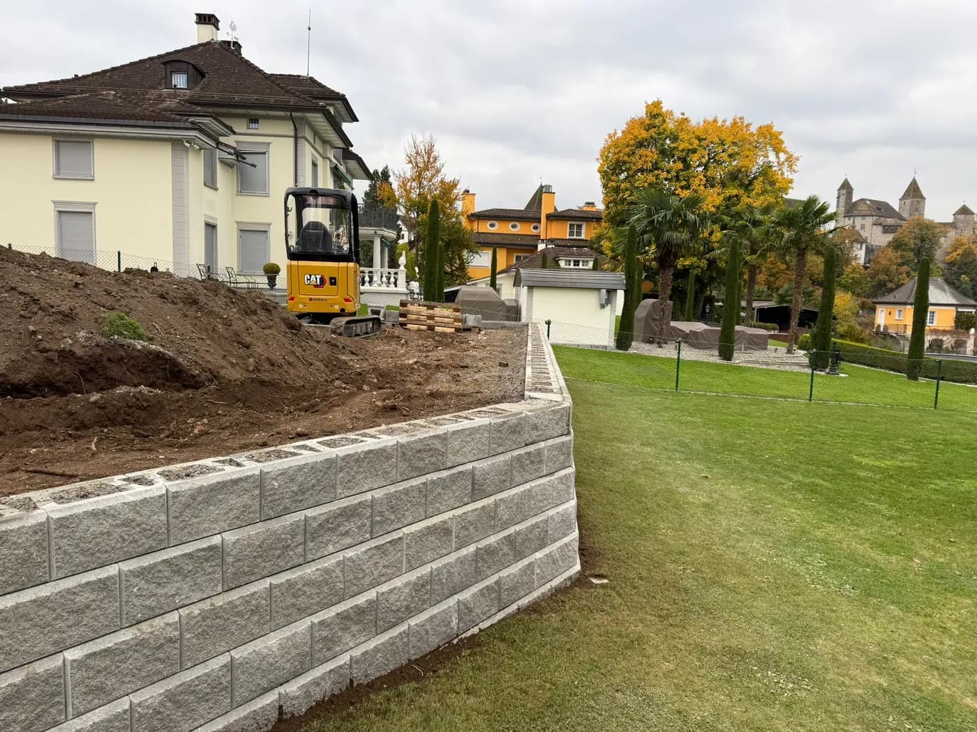 Stützmauer aus Betonblöcken an einer Seeliegenschaft in Rapperswil, im Hintergrund das Schloss – Soni Gartenbau