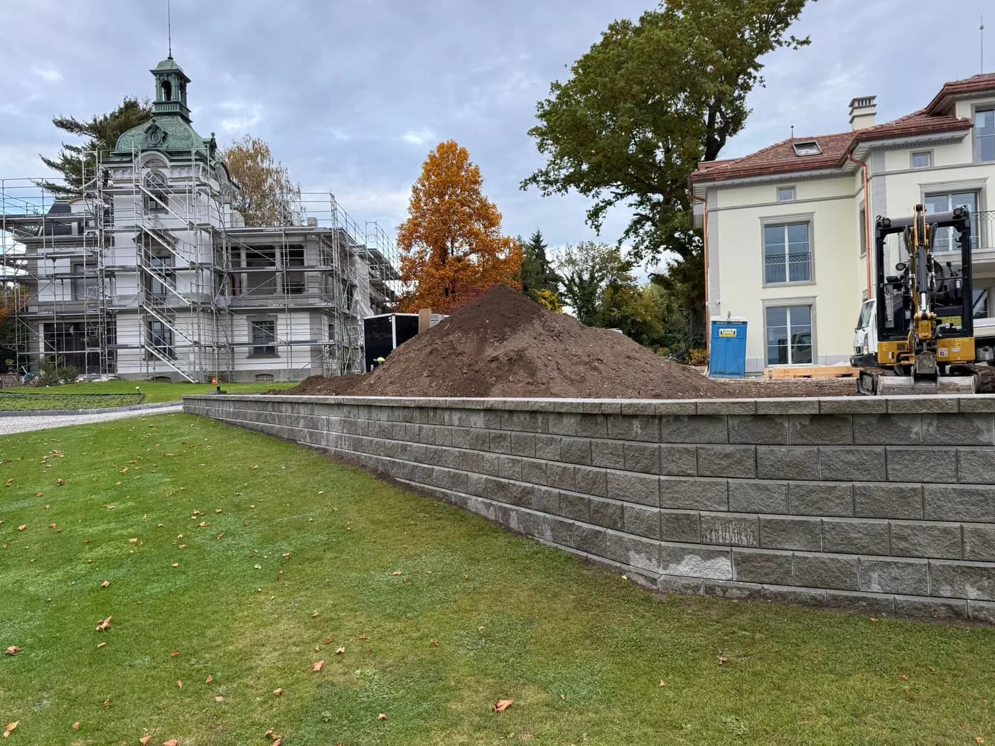 Lange Betonblock-Stützmauer entlang einer Villa in Rapperswil – Soni Gartenbau