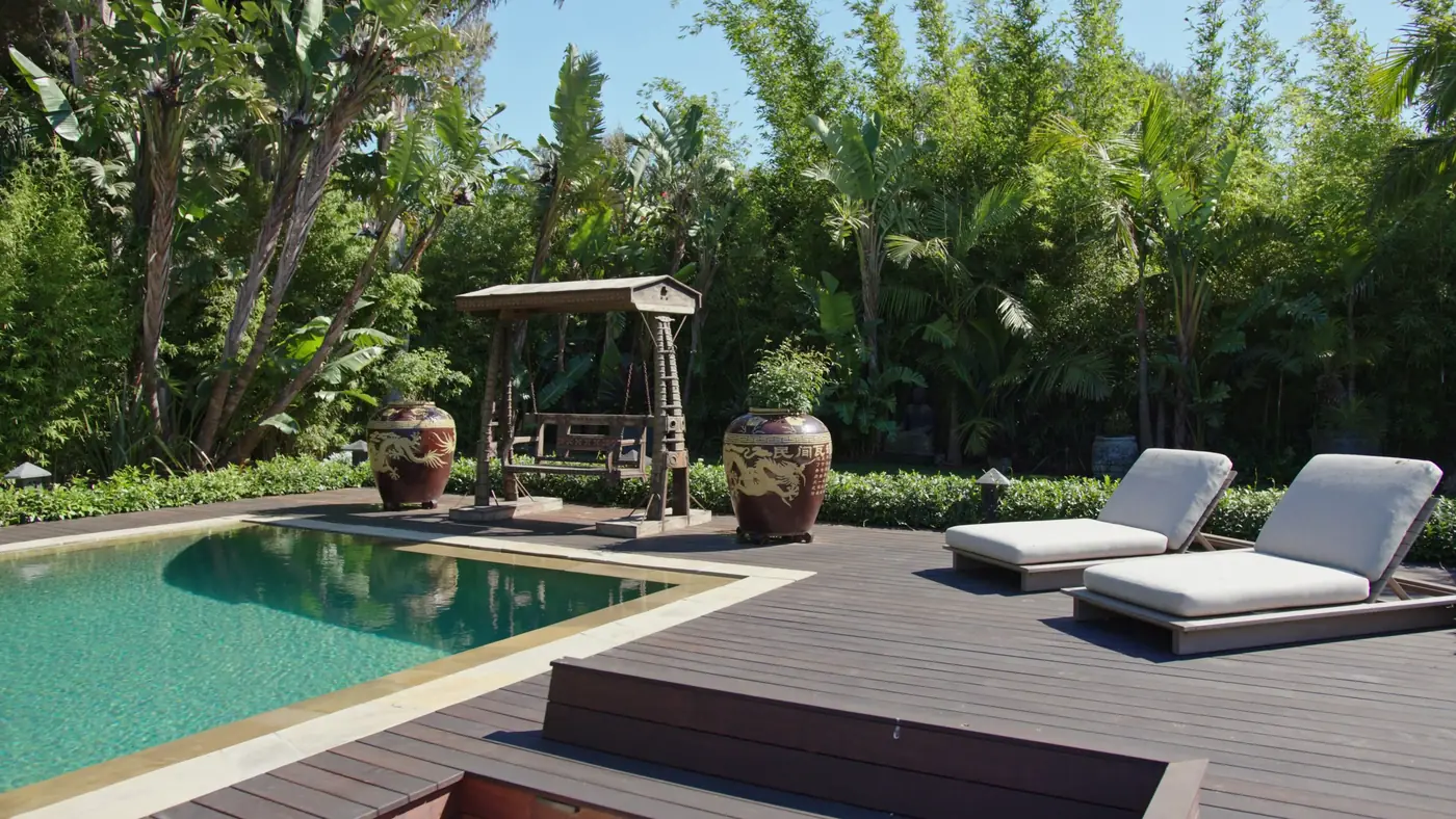 Pool mit Holzdeck, Liegen und Gartenschaukel in tropischer Bepflanzung – Soni Gartenbau