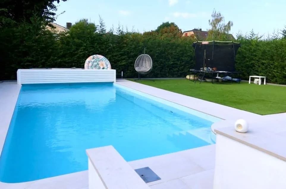 Schwimmbad eingebettet in die Gartengestaltung – Soni Gartenbau